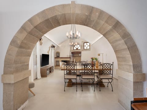 TV and multimedia, Living room, Seating area, Dining area