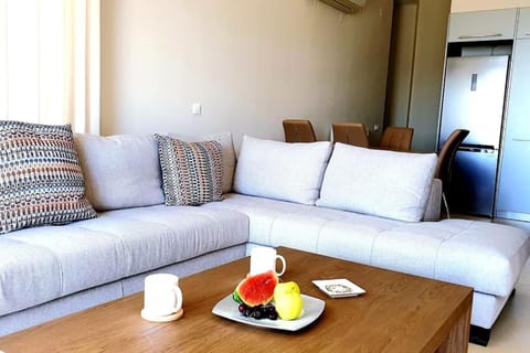 Living room, Food and drinks, Seating area, Food