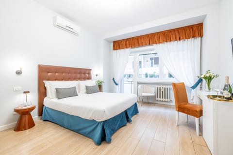 Property building, Bed, Photo of the whole room, Seating area, Bedroom, internet, air conditioner