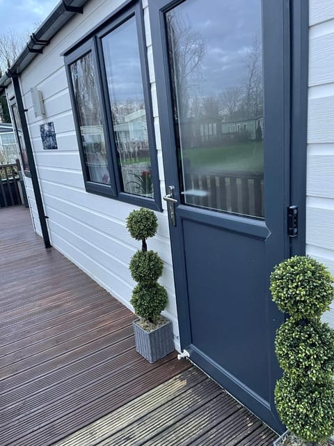 Beautiful 2 bedroom caravan on Billing Aquadrome Campground/
RV Resort in Northampton