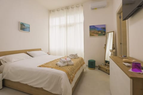 Bed, TV and multimedia, Photo of the whole room, Bedroom, towels, air conditioner