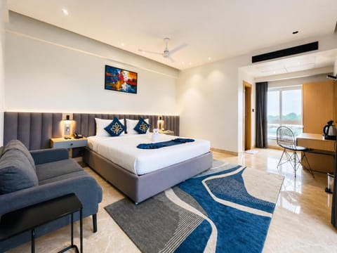 Shower, Toilet, Bed, Bathroom, TV and multimedia, Coffee/tea facilities, Other, Photo of the whole room, Seating area, Bedroom, City view, Area and facilities, flat iron, furniture, hair dryier, locker, minibar, soundproof, towels, wardrobe, laundry, air conditioner