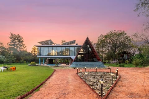Property building, Spring, Day, Natural landscape, Garden, Garden view, Sunrise, Sunset