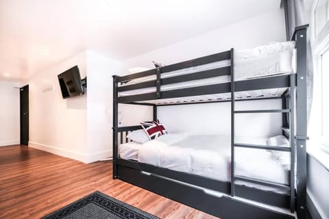 Bed, TV and multimedia, Bedroom