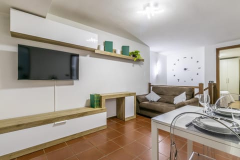 TV and multimedia, Living room, Seating area, Dining area