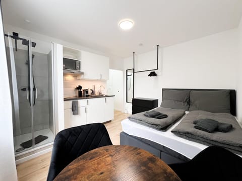 Bed, Kitchen or kitchenette, Living room, Photo of the whole room, Seating area, Bedroom, stove, towels