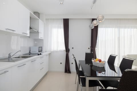 Kitchen or kitchenette, Dining area, minibar