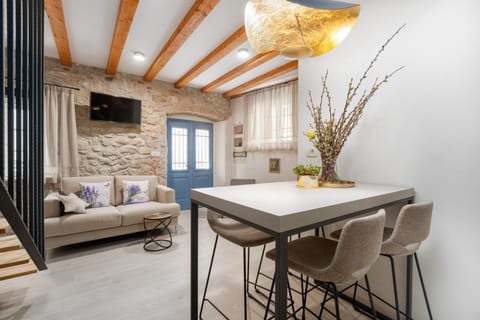 TV and multimedia, Kitchen or kitchenette, Living room, Seating area, Dining area