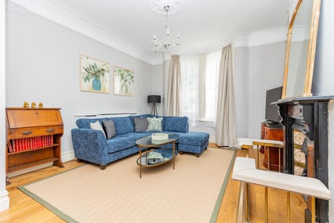 Communal lounge/ TV room, TV and multimedia, Living room, Seating area, Evening entertainment