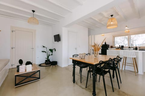 TV and multimedia, Seating area, Dining area