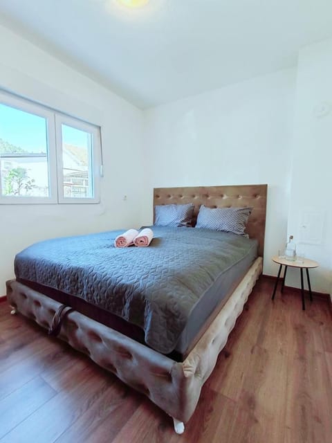 Bed, Bedroom, towels