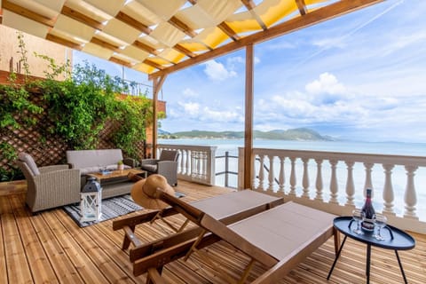 Property building, Balcony/Terrace, Living room