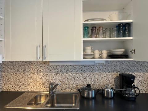 Coffee/tea facilities, Kitchen or kitchenette, stove, kitchen