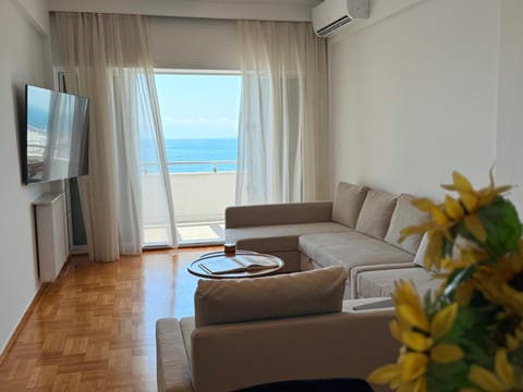 Bed, Natural landscape, TV and multimedia, Living room, Photo of the whole room, Seating area, Evening entertainment, Sea view, air conditioner