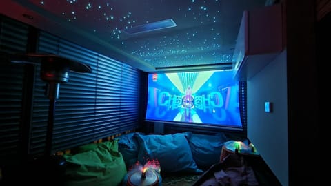 Communal lounge/ TV room, Communal lounge/ TV room, Hot Tub, Solarium, TV and multimedia, Living room, Spa and wellness centre/facilities, Seating area, Evening entertainment