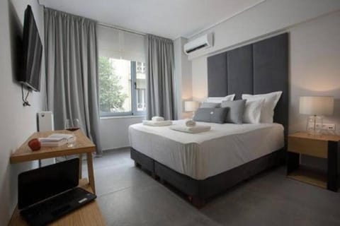 Bed, TV and multimedia, Bedroom