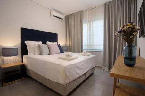 Bed, TV and multimedia, Bedroom