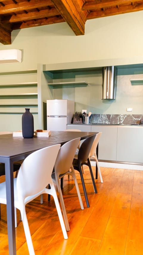 Kitchen or kitchenette, Dining area