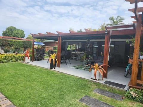 Property building, Patio, Day, Garden, Garden view