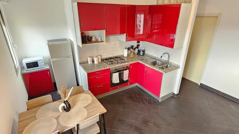 Coffee/tea facilities, Kitchen or kitchenette, Dining area, minibar, pet friendly, stove, toaster