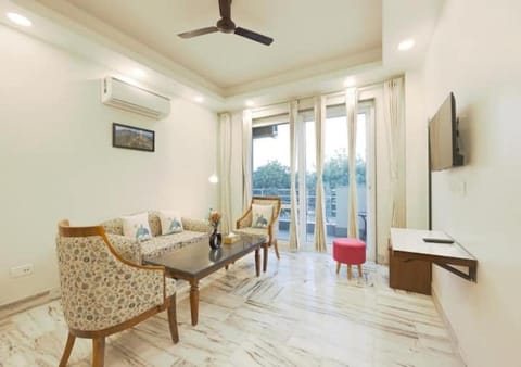 Communal lounge/ TV room, TV and multimedia, Living room, Seating area, Evening entertainment, Landmark view, fireplace, air conditioner
