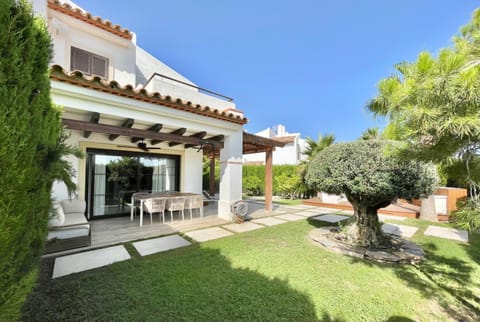 Property building, Day, Garden, Garden view