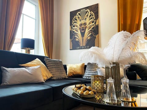Living room, Food and drinks, Seating area