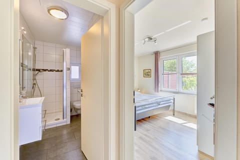 Shower, Toilet, Bed, Bathroom, Photo of the whole room, Bedroom, towels