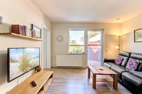 TV and multimedia, Living room, Seating area, Evening entertainment