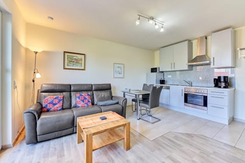 Coffee/tea facilities, Kitchen or kitchenette, Living room, Seating area, Dining area, dishwasher, oven, stove