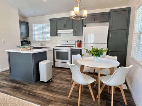 Kitchen or kitchenette, Dining area, dishwasher, minibar, pet friendly, stove