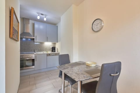 Kitchen or kitchenette, Dining area, oven, stove