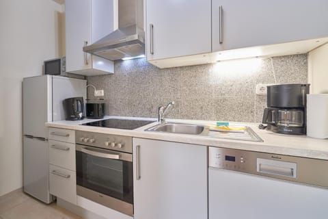 Coffee/tea facilities, Kitchen or kitchenette, dishwasher, oven, stove, toaster