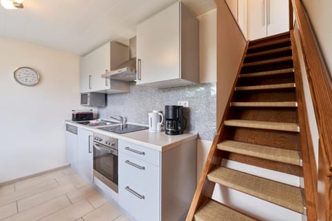 Coffee/tea facilities, Kitchen or kitchenette, stove, toaster