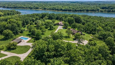 Deluxe Cabin #8 with Jacuzzi on Patoka Lake in Southern Indiana Cabin in Indiana