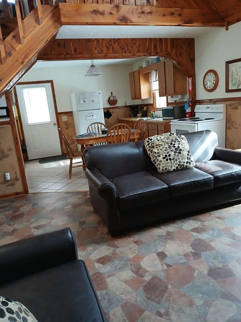 Deluxe Cabin #8 with Jacuzzi on Patoka Lake in Southern Indiana Cabin in Indiana