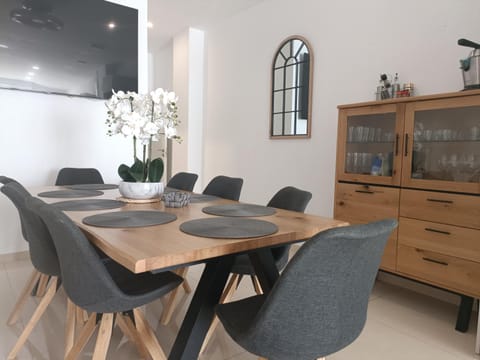 TV and multimedia, Living room, Dining area