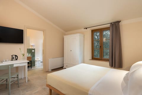 Bed, TV and multimedia, Coffee/tea facilities, Photo of the whole room, Bedroom, hair dresser