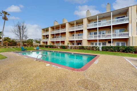 Mariner Village 108 Apartment in Taylor Lake Village