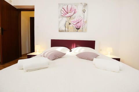 Bed, Photo of the whole room, Decorative detail, Bedroom, towels