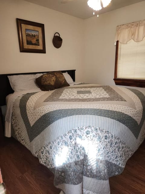 One Bedroom Cozy Cabin #23 on Patoka Lake in Southern Indiana Cabin in Indiana