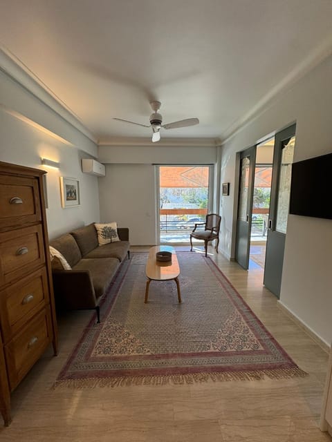 Peter's Place Apartment in Vouliagmeni