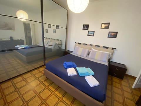 Bed, Bathroom, Bedroom, towels