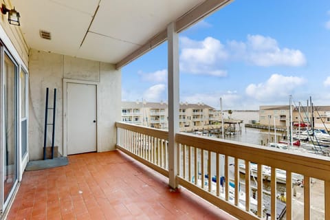 Mariner Village 307 Apartment in Taylor Lake Village