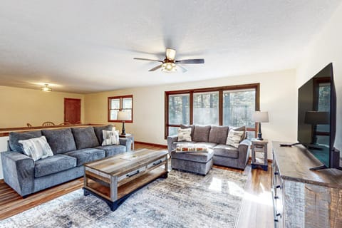 Mitchell Point Cottage House in Eagle River