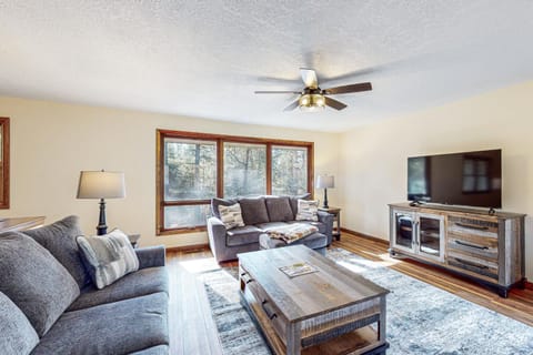 Mitchell Point Cottage House in Eagle River