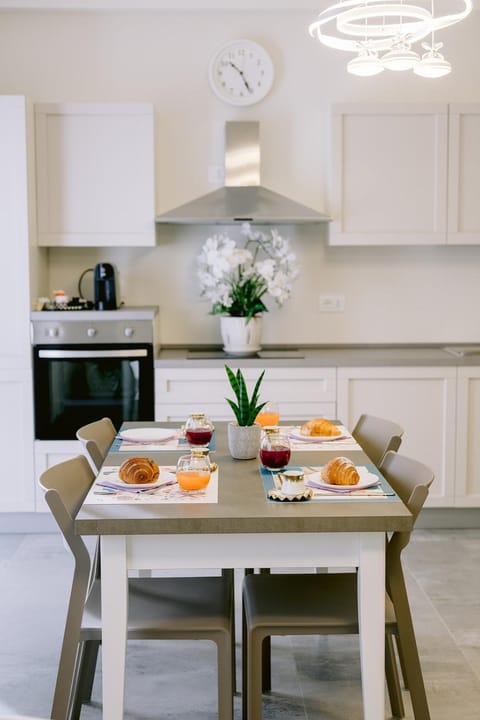 Coffee/tea facilities, Dining area, Food, pet friendly, stove