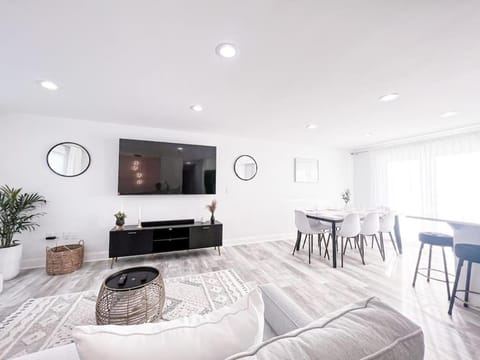 Communal lounge/ TV room, TV and multimedia, Living room, Seating area, Evening entertainment