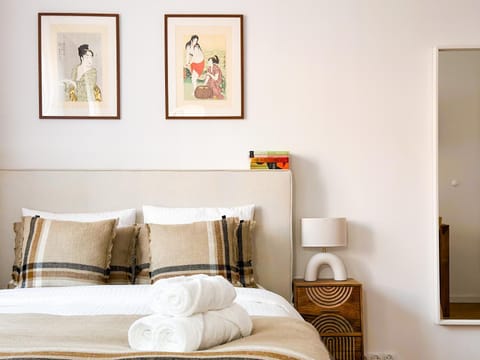 Bed, Decorative detail, Bedroom, towels