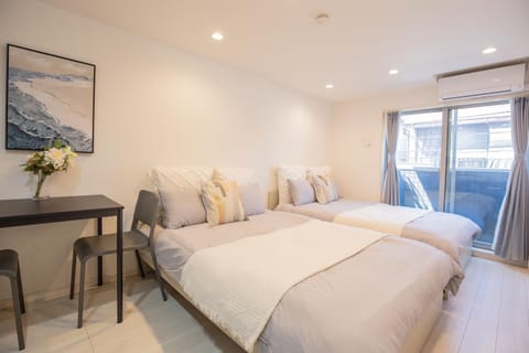 Bed, Living room, Photo of the whole room, Seating area, Bedroom